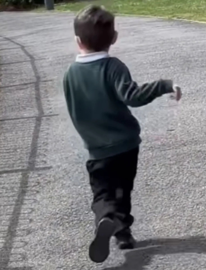 Dáng đi bất thường của Elliot. (Ảnh: Kennedy News)