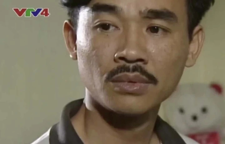 NSND Quốc Khánh sở hữu thân hình gầy gò, gương mặt toát lên vẻ khắc khổ.