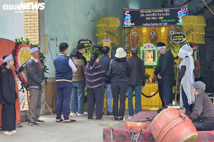 Người thân, hàng xóm thắp hương tiễn đưa chị Nguyễn Thị Xuân trong đám tang diễn ra chiều 15/1 tại Hưng Yên.