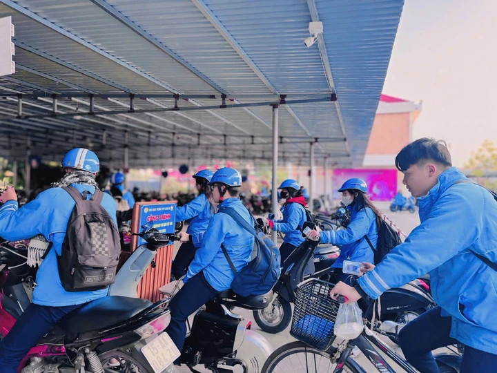 Cổng vào nhà để xe có camera AI ghi nhận dữ liệu học sinh đến trường.