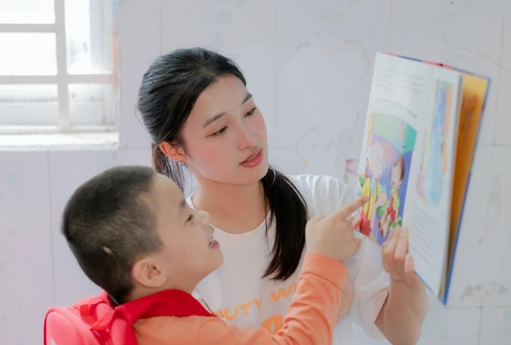 Á hậu Phương Nhi trước khi cưới chồng插图5 Á hậu Phương Nhi tích cực tham gia các hoạt động thiện nguyện, cộng đồng.