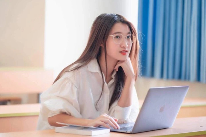 Á hậu Phương Nhi trước khi cưới chồng插图1 Không chỉ xinh đẹp, Phương Nhi cũng được đánh giá là một trong số những nàng hậu sở hữu trình độ học vấn tốt.