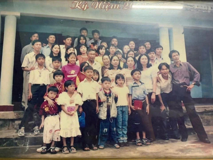 Bộ ảnh đại gia đình Gia Lai gần 100 người gây sốt vì được chụp đều đặn 22 năm插图1 Bức ảnh đại gia đình chụp năm 2003.