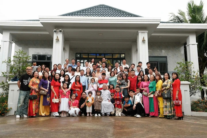 Bộ ảnh đại gia đình Gia Lai gần 100 người gây sốt vì được chụp đều đặn 22 năm插图6 Đại dia đình diện áo dài chụp ảnh vào đầu năm 2024.
