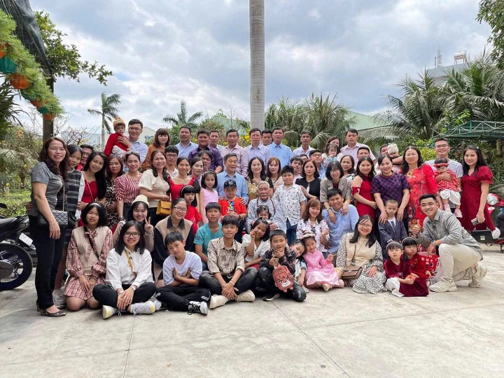 Bộ ảnh đại gia đình Gia Lai gần 100 người gây sốt vì được chụp đều đặn 22 năm插图4 Đại gia đình chụp ảnh kỷ niệm năm 2021.