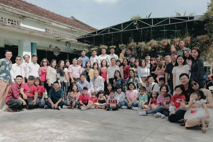 Bộ ảnh đại gia đình Gia Lai gần 100 người gây sốt vì được chụp đều đặn 22 năm插图3 Bức ảnh đại gia đình chụp năm 2019.