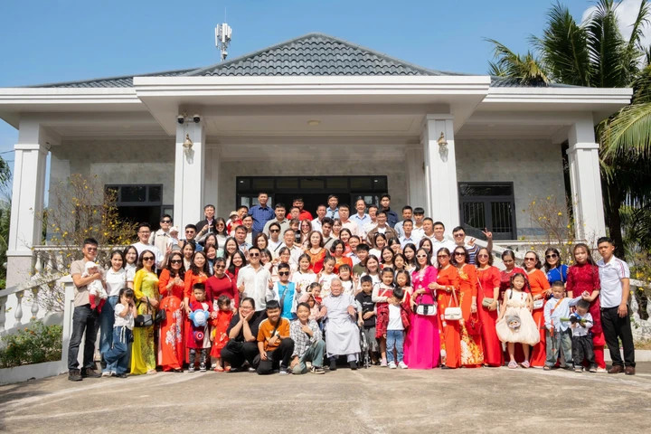 Bộ ảnh đại gia đình Gia Lai gần 100 người gây sốt vì được chụp đều đặn 22 năm插图 Bộ ảnh đại gia đình gần 100 người gây sốt mạng.