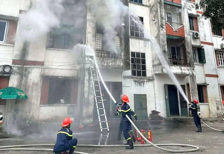 Lực lượng Cảnh sát PCCC nỗ lực dập lửa