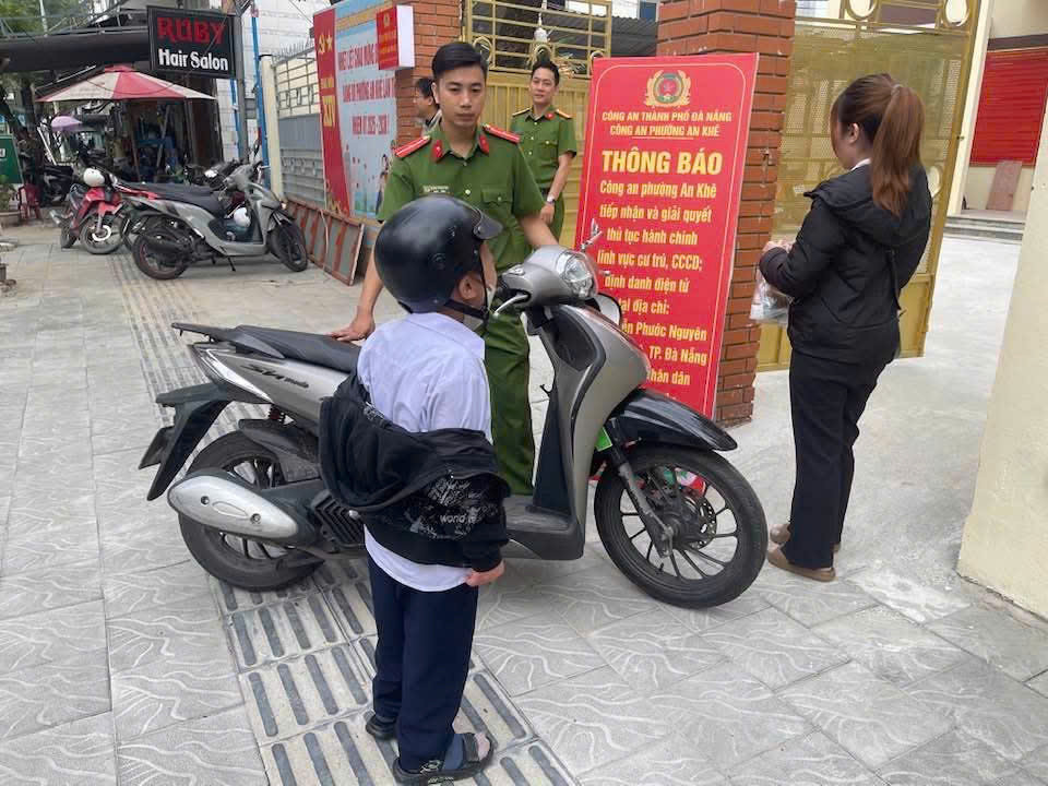 Con khóc không chịu đi học, mẹ chở thẳng tới đồn công an ở Đà Nẵng - Ảnh 1.