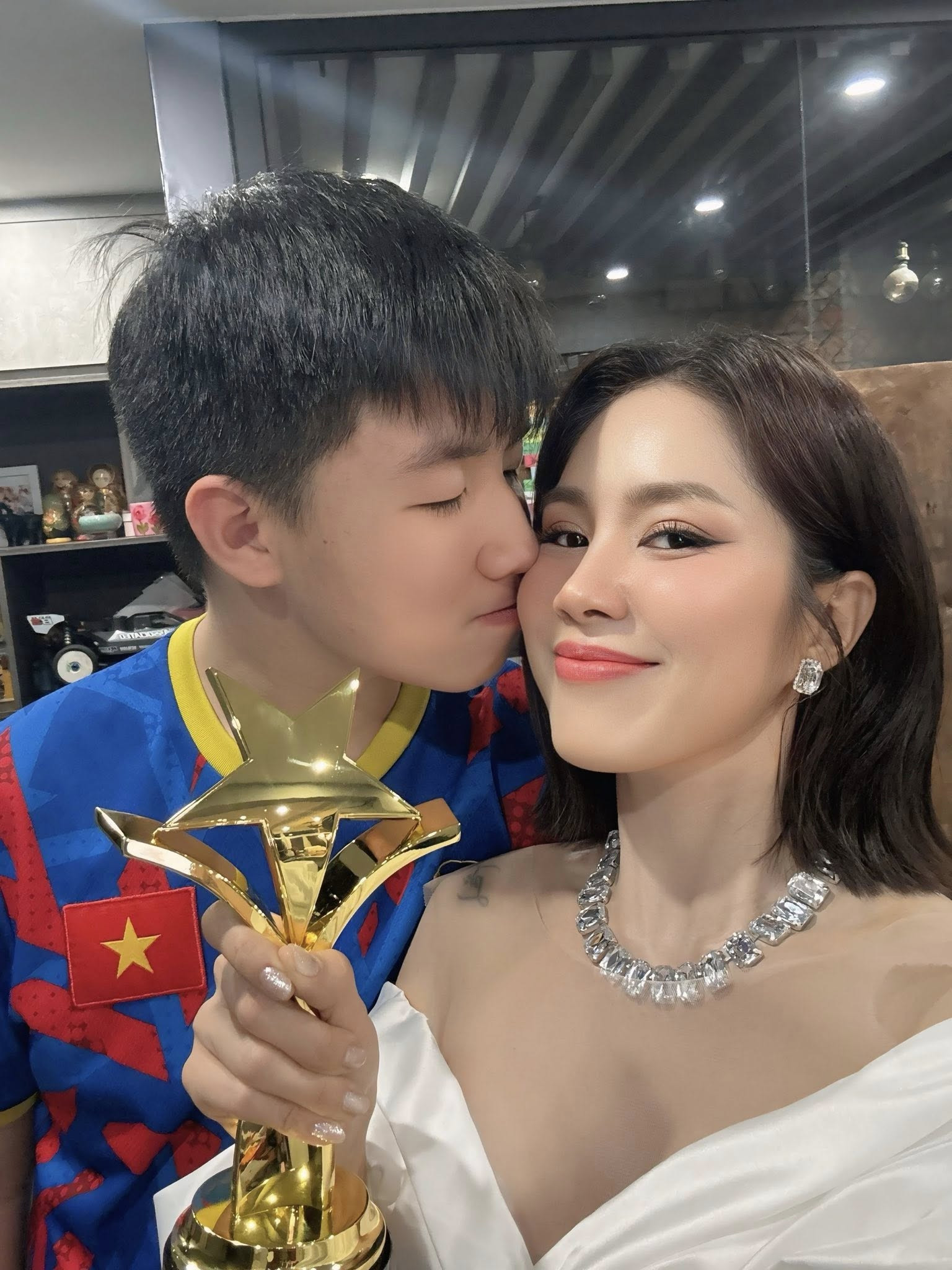 Con trai Lê Phương tặng bất ngờ khi mẹ nhận tin vui ở tuổi trung niên - Ảnh 3.