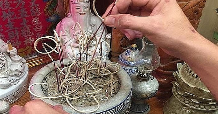 Dịp cuối năm nên rút chân nhang Thần tài vào ngày nào để mọi việc thuận lợi?插图 Nên rút chân nhang Thần tài vào ngày nào để mọi việc thuận lợi? - Ảnh 1.