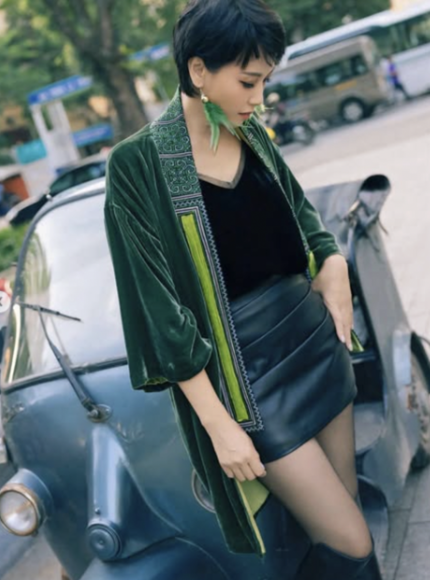 Mẹ vợ Đoàn Văn Hậu tuổi U50 lại gây sốt插图6 Mẹ vợ Đoàn Văn Hậu tỏa sáng với phong cách thời trang sang chảnh ở tuổi U50 - Ảnh 3.