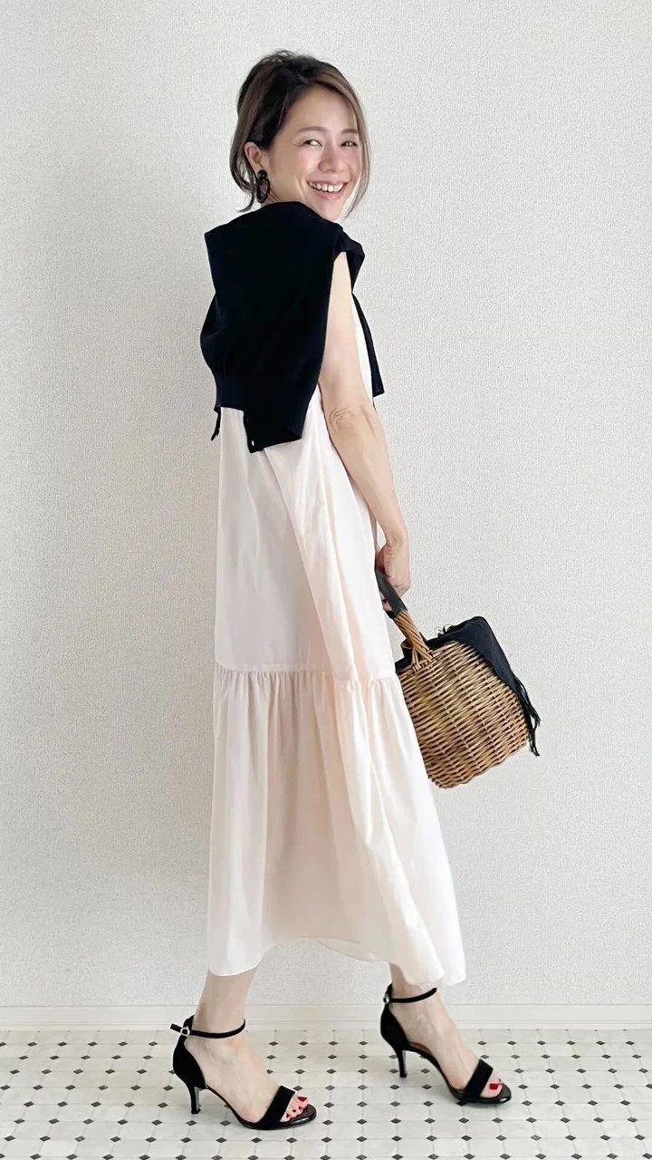 Sakurada trông thật nổi bật trong chiếc váy dài màu trắng ngà và giày cao gót. (Ảnh: 6park)