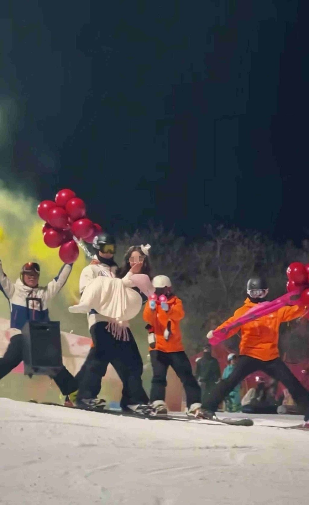 Tranh cãi dịch vụ thuê trai đẹp ‘bế công chúa’ trượt tuyết插图1 d1.jpg