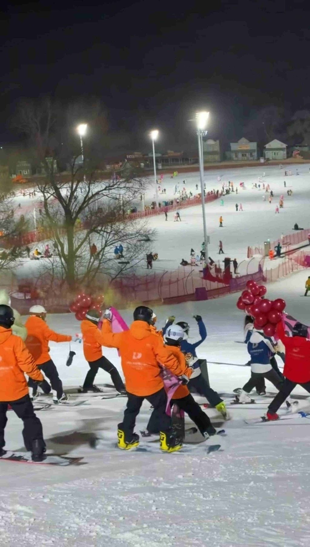 Tranh cãi dịch vụ thuê trai đẹp ‘bế công chúa’ trượt tuyết插图 d2.jpg