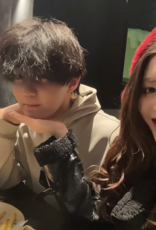 Tranh cãi dịch vụ thuê trai đẹp ‘bế công chúa’ trượt tuyết插图4 d6.png