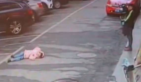 Bé gái ngất xỉu trên phố rồi tử vong khi không tìm thấy mẹ插图 img