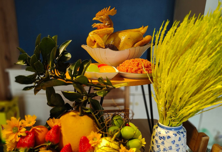 Cách luộc gà cúng mùng 1 tháng Chạp vàng đẹp, da không nứt插图2 Bí quyết luộc gà cúng đẹp nằm trọn trong ba công đoạn: chọn gà, mổ và tạo dáng, cuối cùng là luộc gà đúng kỹ thuật. (Ảnh: Yêu Bếp)