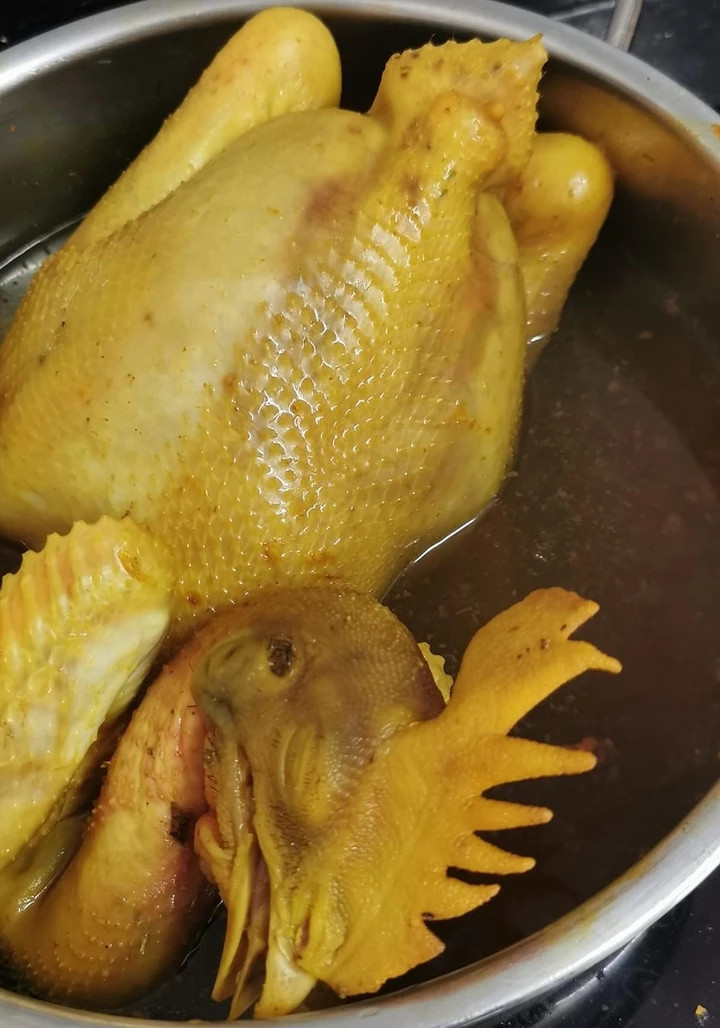 Cách luộc gà cúng mùng 1 tháng Chạp vàng đẹp, da không nứt插图1 Cách xếp gà vào nồi và điều chỉnh nhiệt độ là yếu tố quyết định việc da có bị nứt hay không. (Ảnh: Yêu Bếp)