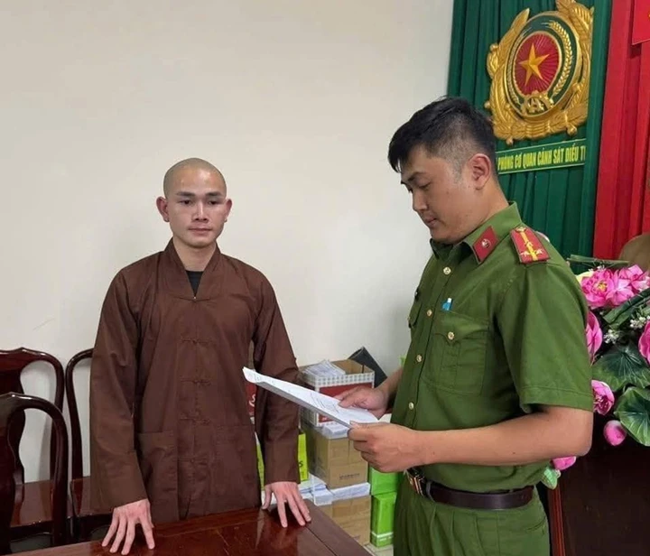 Công an Đồng Nai khởi tố Vũ Hoàng Phú, chủ kênh TikTok 'Phú Tử'插图 Công an tống đạt quyết định khởi tố bị can và lệnh cấm đi khỏi nơi cư trú với Vũ Hoàng Phú.