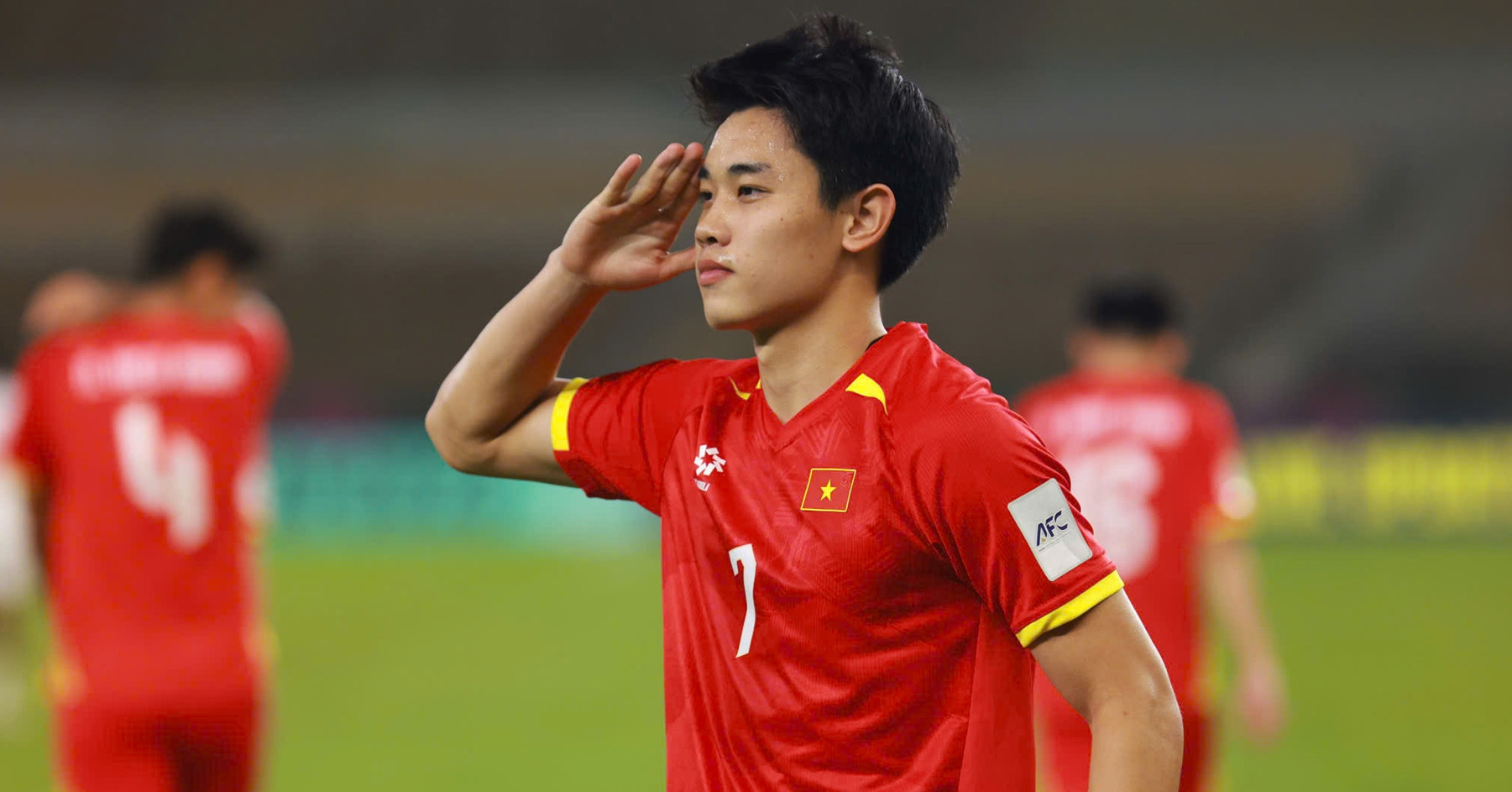 Hòa Minzy hào phóng tặng quà, MC Lại Văn Sâm vỡ oà khi U23 Việt Nam thắng UAE插图2 Hòa Minzy hào phóng tặng quà, MC Lại Văn Sâm vỡ oà khi U23 Việt Nam thắng UAE插图2