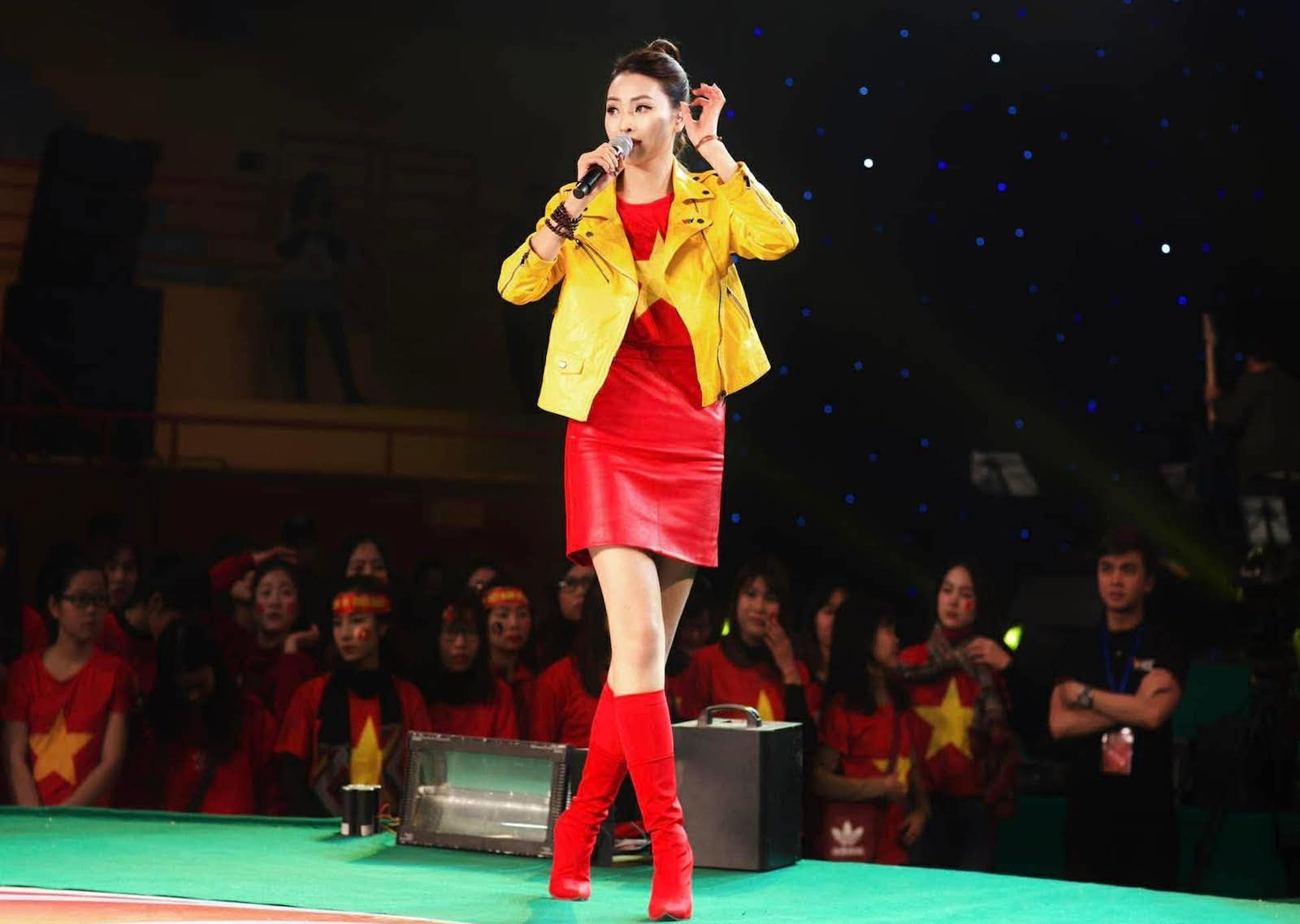 Hòa Minzy hào phóng tặng quà, MC Lại Văn Sâm vỡ oà khi U23 Việt Nam thắng UAE插图 mcmutat.jpeg