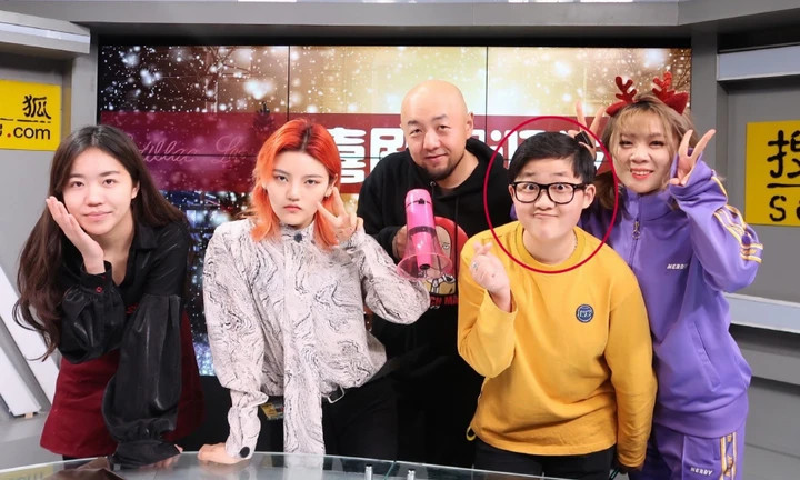 Sao nhí nổi tiếng dù chỉ thoại 1 câu trong 'Hoàn Châu cách cách' giờ ra sao?插图2 Hình ảnh Giả Vân Triết (khoanh đỏ) ở thời điểm hiện tại.