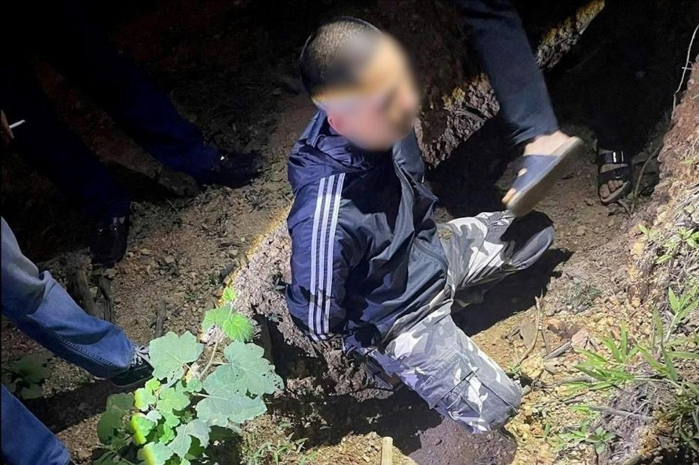 Bắt khẩn cấp đối tượng cầm rựa rượt chém người trước quán cà phê ở Huế插图1 doi-tuong-h.jpg