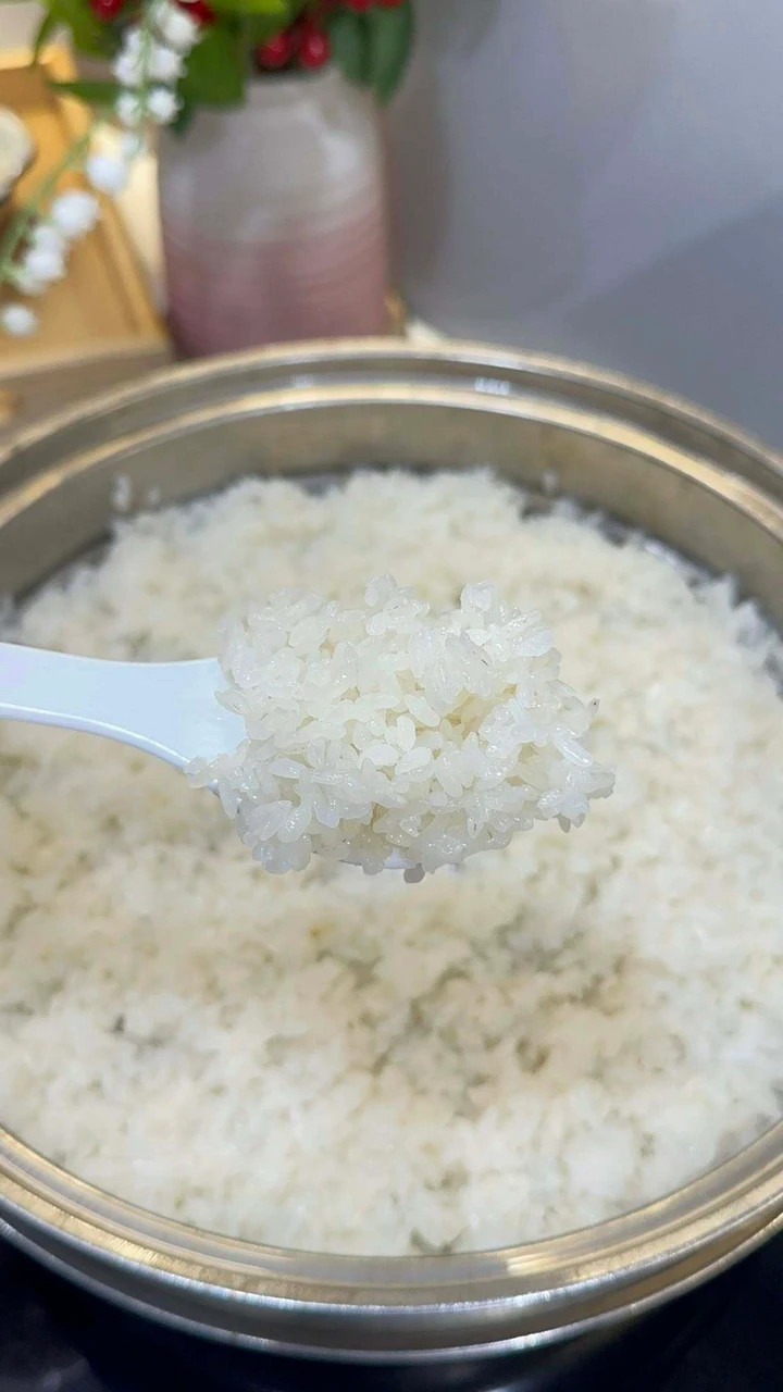 Cách nấu xôi mùng 1 tháng Chạp dẻo thơm, đẹp mâm cúng插图2 Đảo đều xôi và đồ lần thứ 2 thêm 15 phút. (Ảnh: Hằng Kẹo)