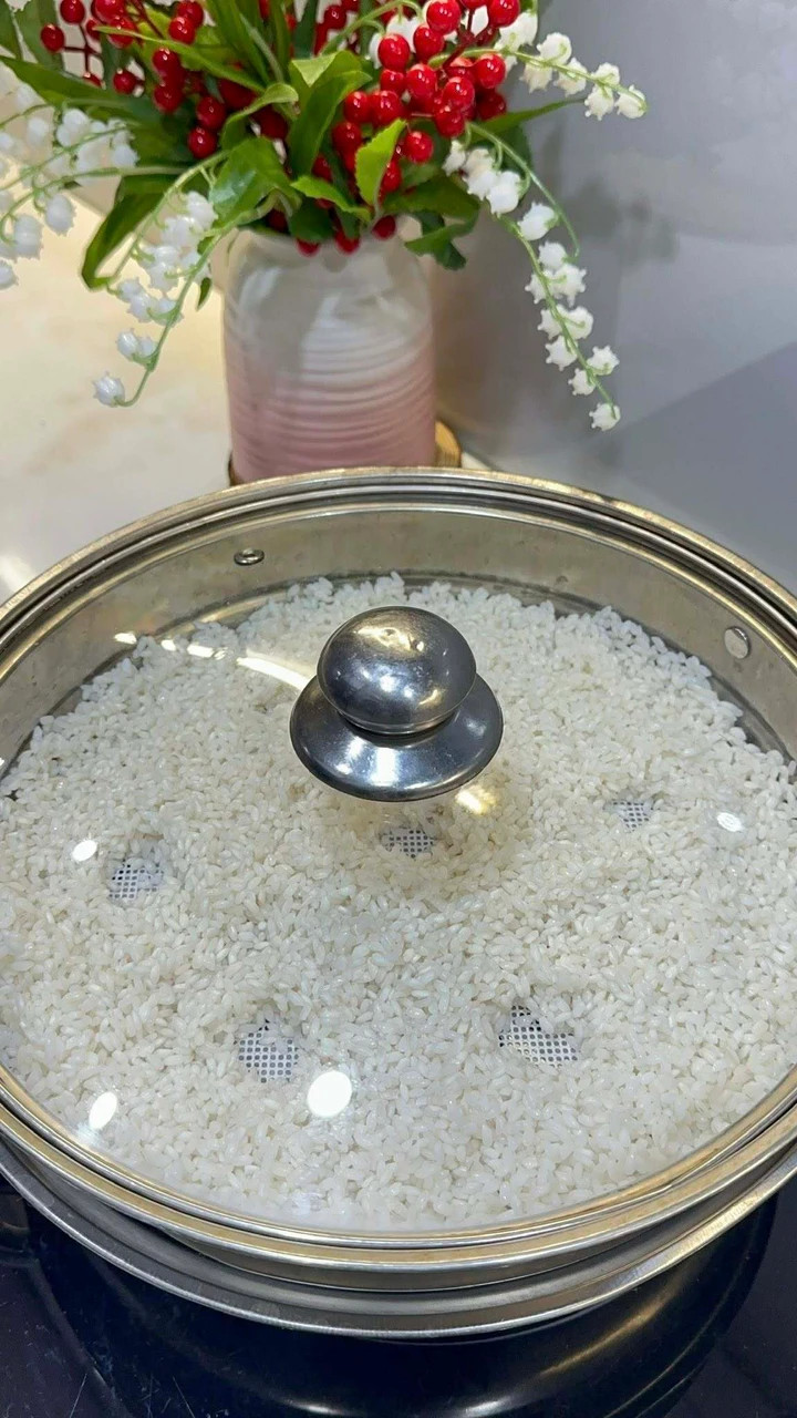 Cách nấu xôi mùng 1 tháng Chạp dẻo thơm, đẹp mâm cúng插图1 Hấp xôi lần 1 trong 30 phút, chọc một vài lỗ cho xôi chín đều. (Ảnh: Hằng Kẹo)