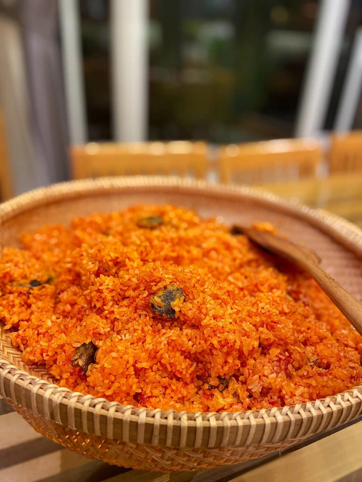 Cách nấu xôi mùng 1 tháng Chạp dẻo thơm, đẹp mâm cúng插图3 Xôi hấp lần 1 để ra rổ cho thoáng. (Ảnh: Minh Châu)