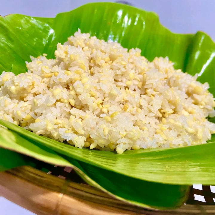 Cách nấu xôi mùng 1 tháng Chạp dẻo thơm, đẹp mâm cúng插图5 Xôi đỗ xanh có màu vàng nhạt, hạt nếp căng bóng dẻo thơm. (Ảnh: Trương Hà Uyên)