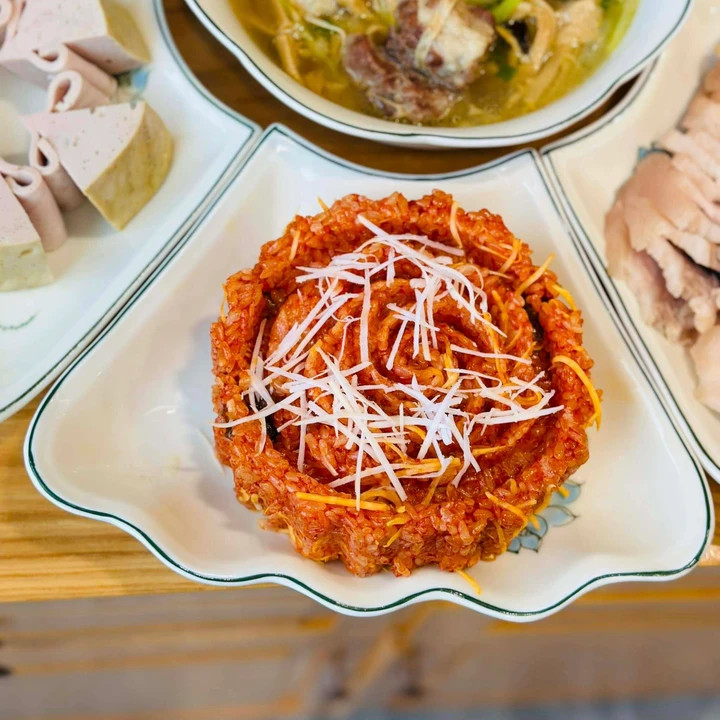 Cách nấu xôi mùng 1 tháng Chạp dẻo thơm, đẹp mâm cúng插图4 Xôi gấc với hương thơm dịu của nếp và gấc quyện cùng vị béo của mỡ gà. (Ảnh: Hòa Bùi)