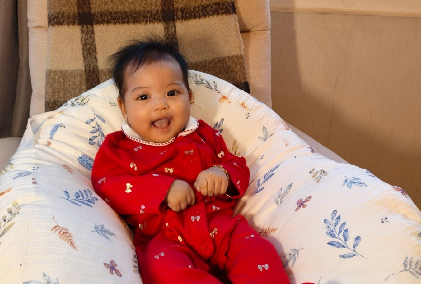 Con gái H’Hen Niê gây sốt với biểu cảm hài hước khi đi giày cao gót插图3