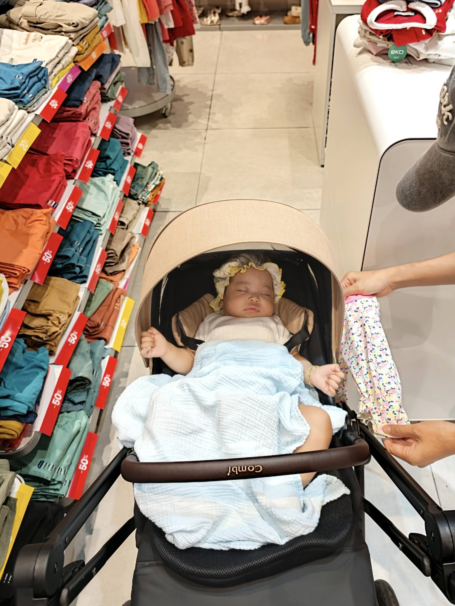 Con gái tròn 4 tháng tuổi, vợ chồng H'Hen Niê có tâm sự gây chú ý插图5 H'Hen Niêchia sẻ cảm xúc làm mẹ với con gái 4 tháng tuổi đầy yêu thương - Ảnh 6.