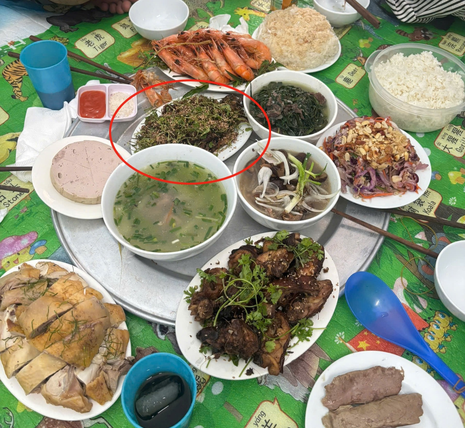 Đặc sản trong mâm cỗ Hưng Yên có món khách ngại thử, món để gói phần插图1 mam co thai binh 36891.jpg