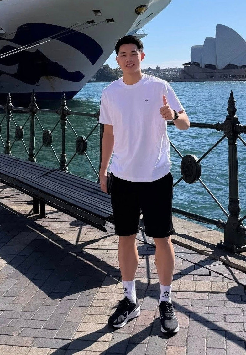 Đình Bắc ngoài sân cỏ: Gu ăn mặc tối giản nhưng vẫn toát lên vẻ nam tính cuốn hút - Ảnh 1.