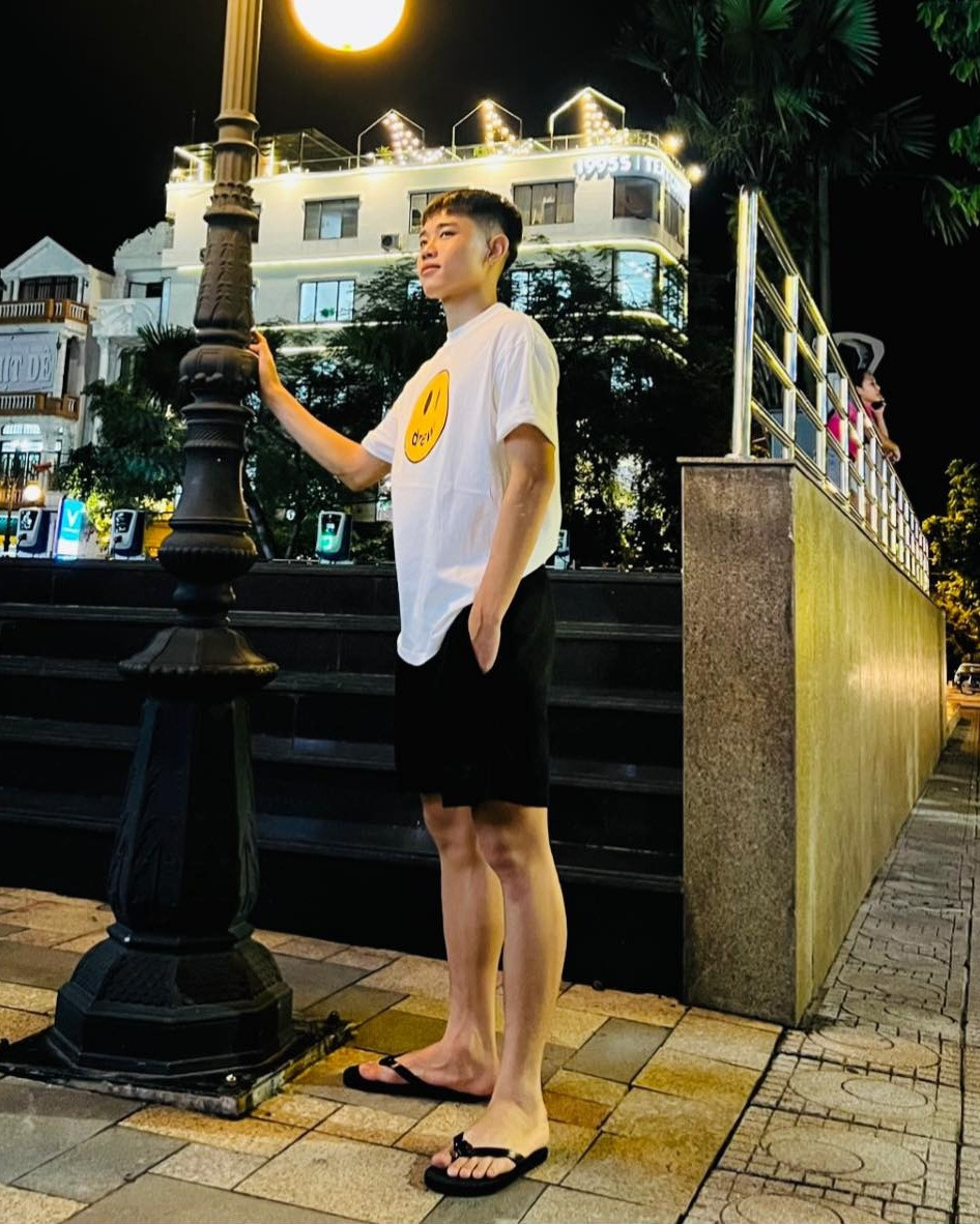 Đình Bắc ngoài sân cỏ: Gu ăn mặc tối giản nhưng vẫn toát lên vẻ nam tính cuốn hút - Ảnh 4.