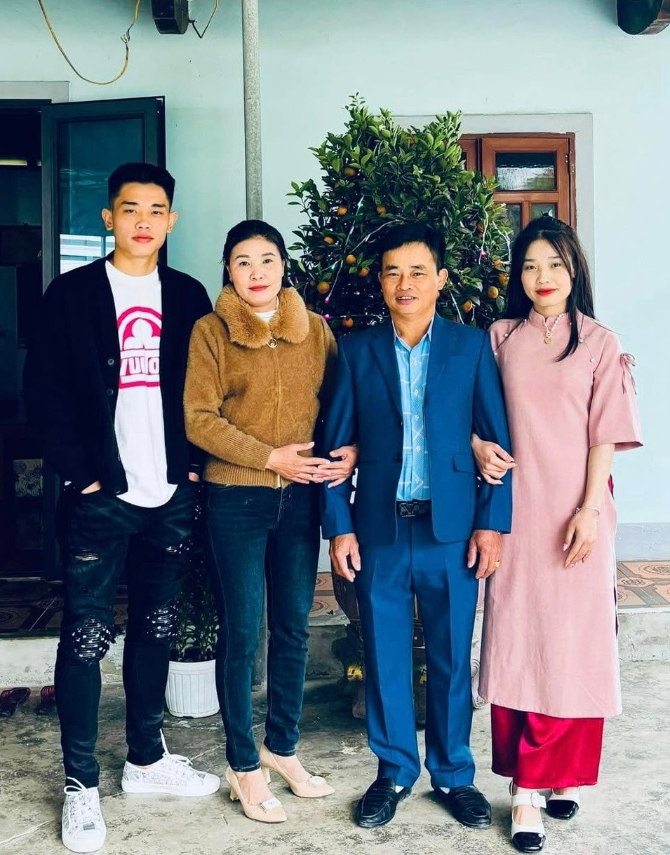 Đình Bắc ngoài sân cỏ: Gu ăn mặc tối giản nhưng vẫn toát lên vẻ nam tính cuốn hút插图8 Đình Bắc ngoài sân cỏ: Gu ăn mặc tối giản nhưng vẫn toát lên vẻ nam tính cuốn hút - Ảnh 9.