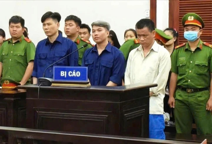 Bị cáo Trần Quang (hàng đầu, bìa phải) tại tòa