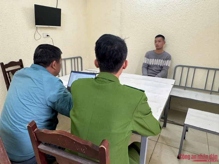 Khởi tố, bắt giam kẻ sát hại 2 phụ nữ ở Hưng Yên插图 Công an tỉnh Hưng Yên lấy lời khai bị can Kiều Ngọc Anh.