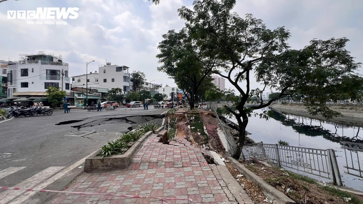 Lực lượng chức năng phong toả khu vực sạt lở để đảm bảo an toàn.