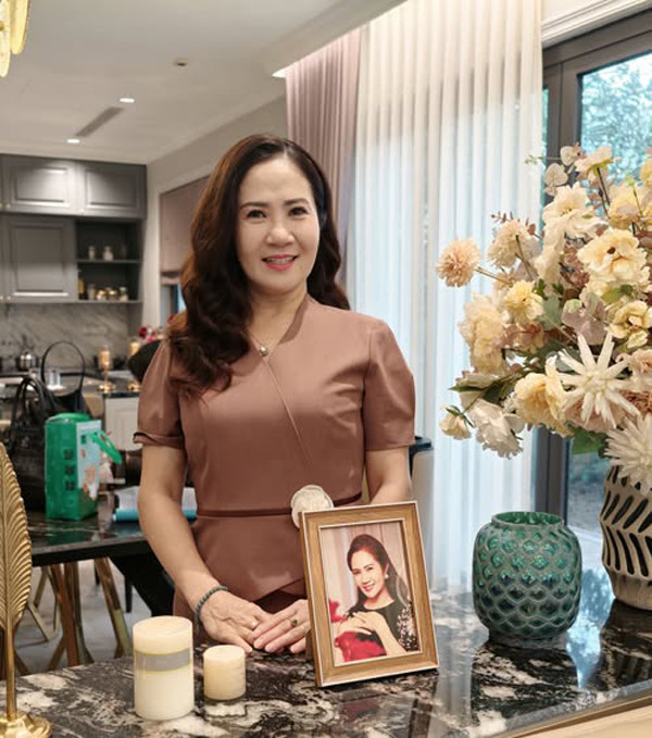 Bà Tứ – vợ ông Sách trong phim 'Lằn ranh' ở đời thực đã lên chức bà ngoại插图1 NSƯT Nguyệt Hằng 'Lằn ranh' ở đời thực đã lên chức bà ngoại - Ảnh 3.