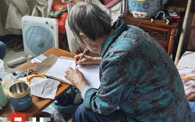 Bi kịch tuổi già: Nhờ con trai giữ tiền, cụ bà ôm hối hận muộn màng - Ảnh 1.