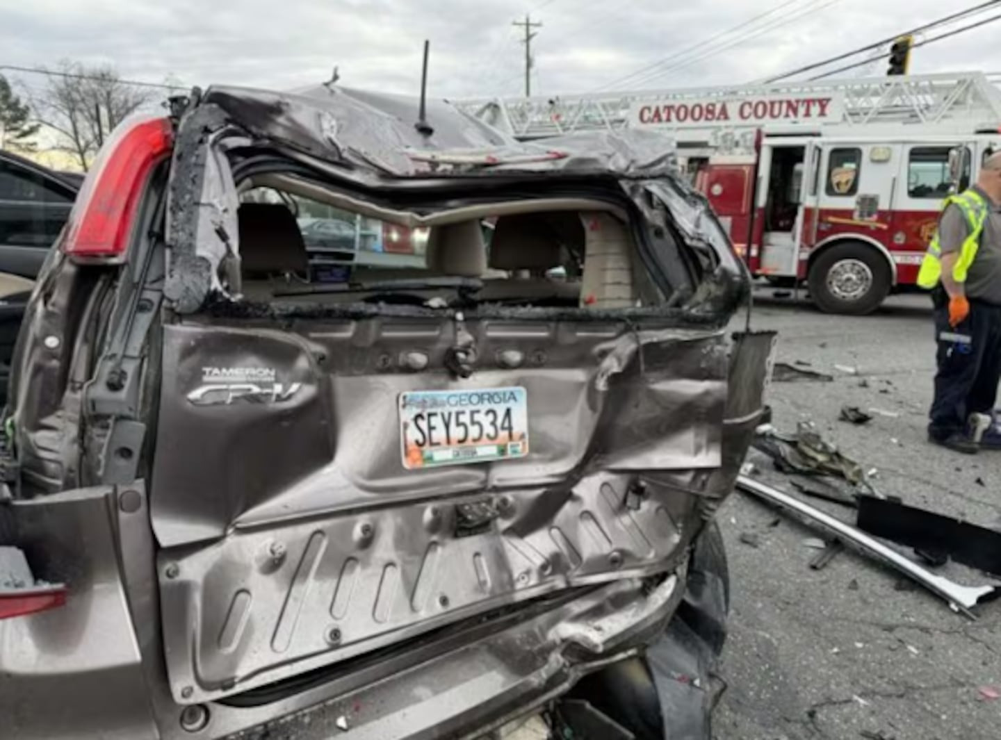 Đạp nhầm chân ga, nữ tài xế tông trúng 3 ô tô đang dừng đèn đỏ- Ảnh 2.