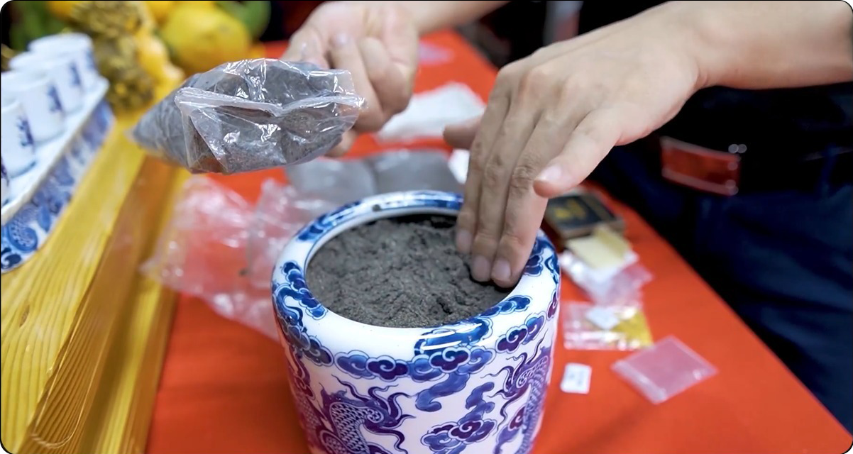 Gia chủ có nên tự bốc bát hương cuối năm để đón tài lộc và an lành? - Ảnh 2.