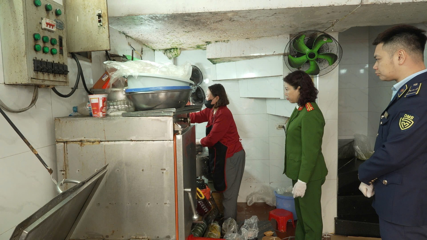 Hà Nội: Phát hiện cơ sở dùng chất cấm sản xuất 300 tấn giò chả插图2 han-the-1.jpg