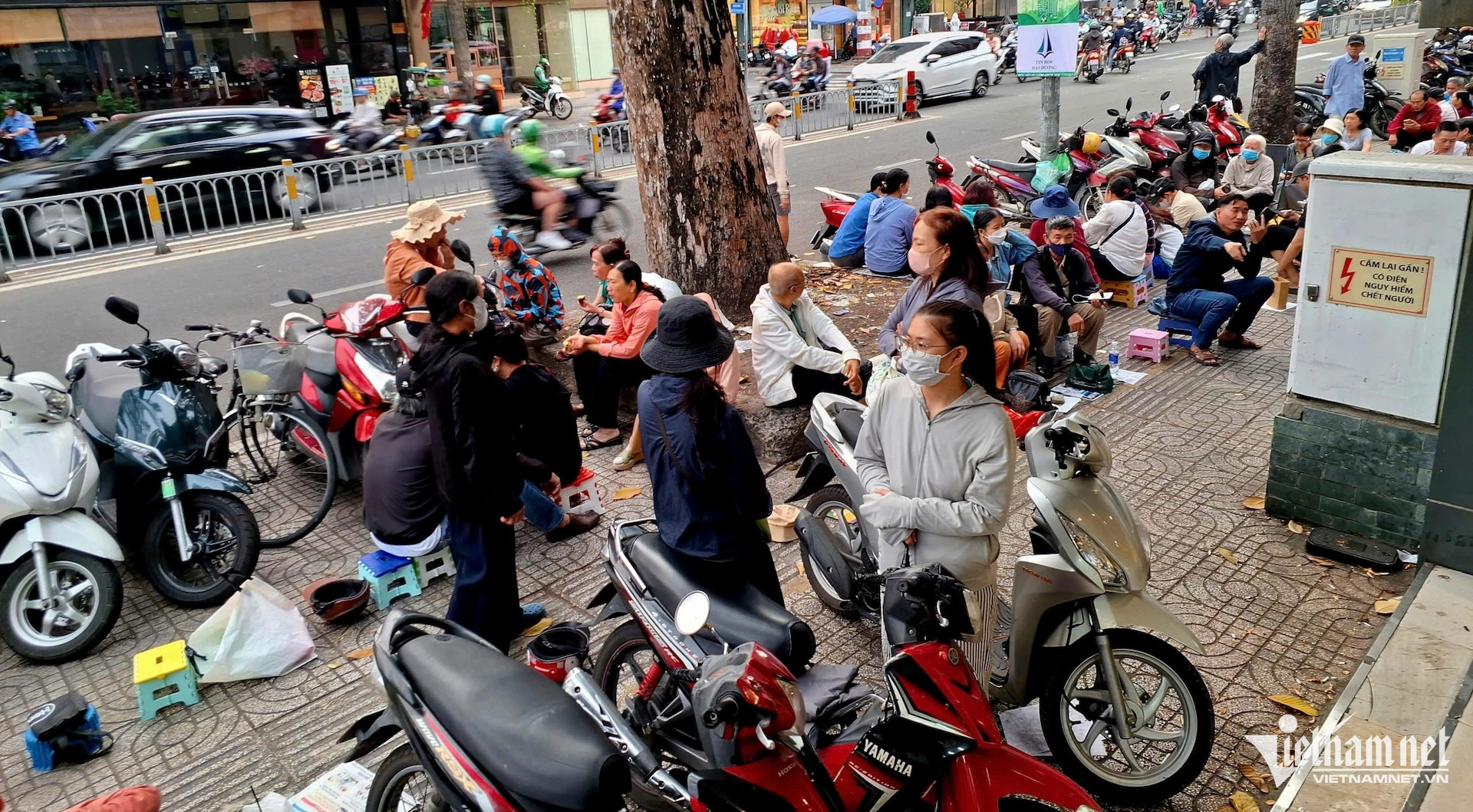 Mẹ chồng U70 xếp hàng mua vàng từ 5h, nói điều khiến con dâu nghẹn lòng插图 W-z7425156358994_c79b7b76b50e0bbb55062d26d53c2e5b.jpg