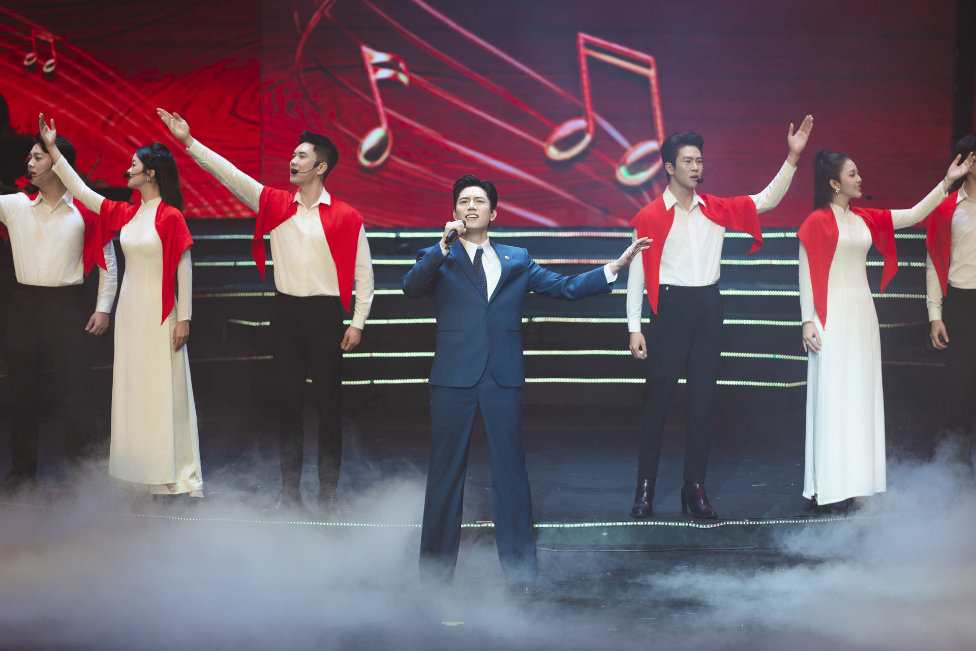 Nam ca sĩ đắt show bậc nhất showbiz và chuyện xúc động đằng sau ca khúc 'Thưa Đảng'插图 Nam ca sĩ đắt show bậc nhất showbiz và chuyện xúc động đằng sau ca khúc