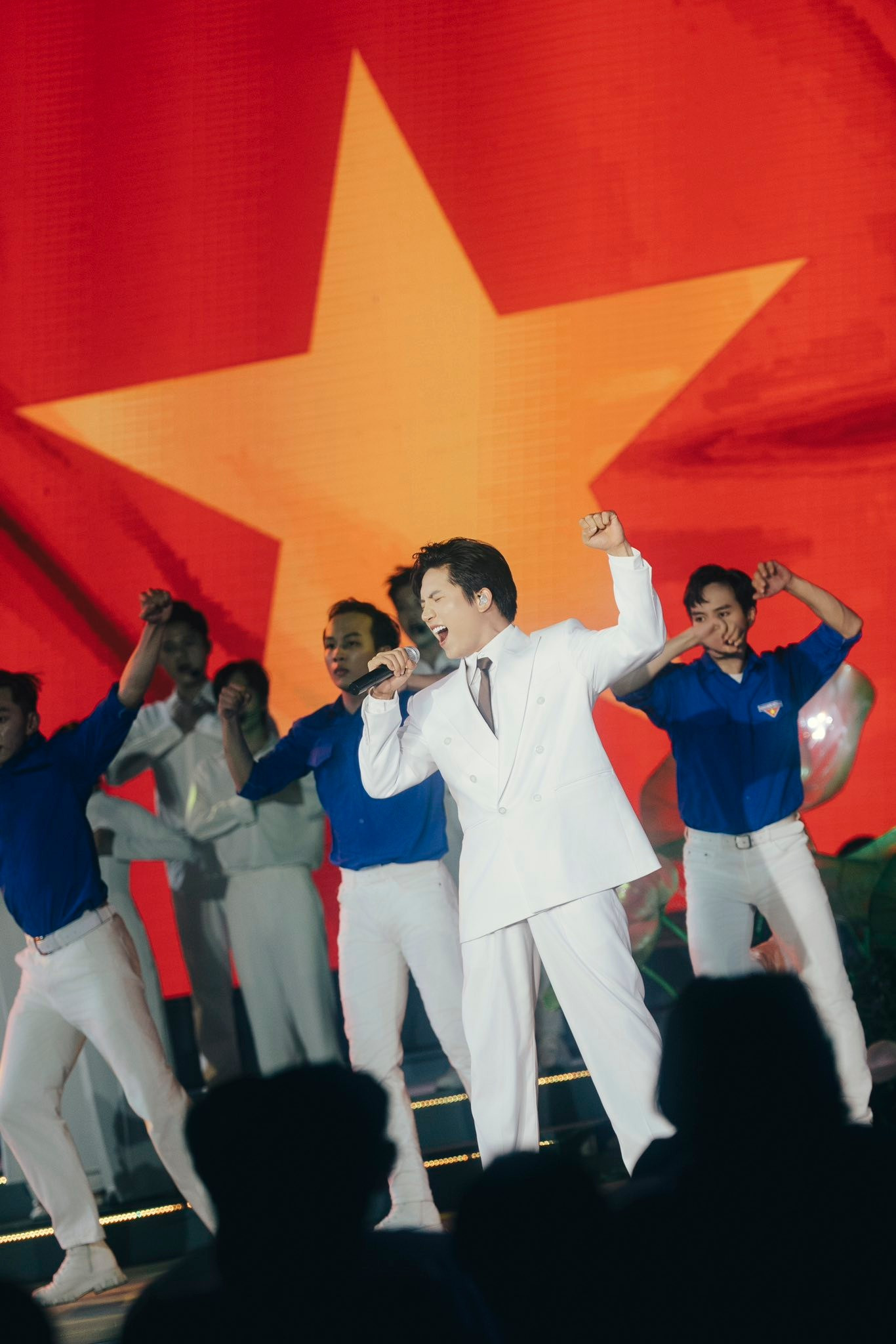 Nam ca sĩ đắt show bậc nhất showbiz và chuyện xúc động đằng sau ca khúc